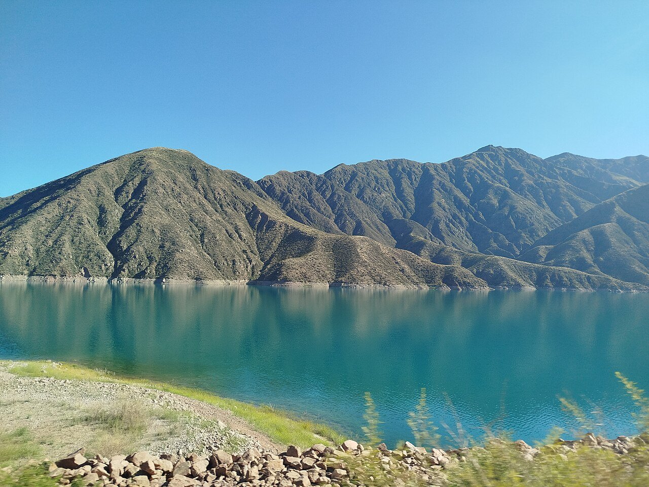 Embalse Potrerillos y montañas de Mendoza