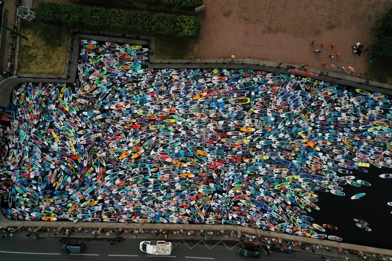 Vista aérea de las tablas SUP reunidas en el canal